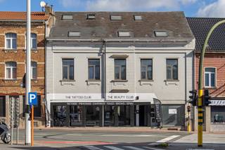 Duplex appartement met 2 slaapkamers in het centrum Dilbeek.Gelegen op de tweede verdieping, bereikbaar via een buitentrap.Dit appartement bestaat...