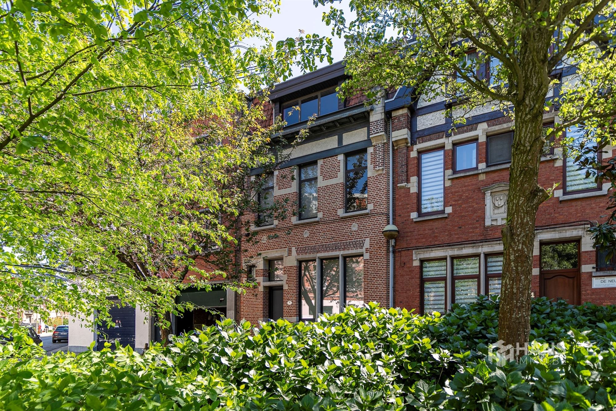 Karaktervolle woning (189 m²) met 3 slaapkamers en zuidgerichte stadstuin (40 m²) in Deurne. - foto 3