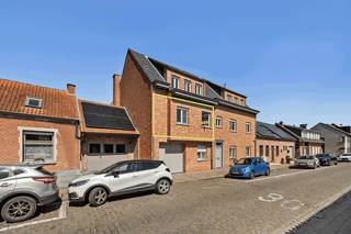 In een kleinschalig gebouw in het centrum van Ranst bevindt zich dit energiezuinige appartement met twee slaapkamers en lift.
We betreden het appartement via de inkomhal, die toegang biedt tot alle ruimtes. De leefruimte is ruim en lichtrijk en vormt één open geheel met de volledig uitgeruste keuken (2021), praktisch ingericht en voorzien van alle comfort: koelkast, dampkap, inductiekookplaat, vaatwasser en combi-oven.
Via de leefruimte bereiken we het ruime terras (32m2), uitgerust met een kwalitatieve, op afstand bedienbare zonnewering. Dit zorgt voor een aangename lichtinval, optimaal comfort en extra privacy.
Verder is er een handige berging met ingemaakte kasten en aansluitingen voor wasmachine en droogkast. Aan de voorzijde van het appartement bevinden zich twee volwaardige slaapkamers. De badkamer is uitgerust met een inloopdouche, een enkel wastafelmeubel en een hangtoilet.
Aan de achterzijde van het perceel bevindt zich een ruime dubbele garagebox van circa 90 m², uitgerust met twee sectionale poorten. De garage biedt plaats aan maximaal vijf wagens en dient verplicht mee aangekocht te worden voor € 50.000.