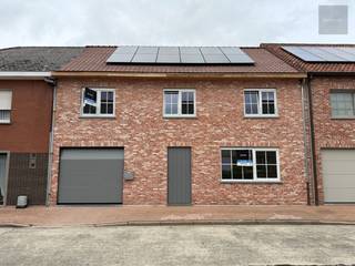 Wie zoekt naar een ruime en volledig vernieuwde woning in een gezellig centrum maakt nu beter direct een afspraak.<br />Dit huis is prima gelegen op 300m van de kerk van Wielsbeke, met alle centrumfaciliteiten op wandelafstand, maar toch in een eerder rustige woonstraat.<br />De eigendom werd dit jaar van kop tot teen vernieuwd met een EPC A-label tot gevolg.<br />Door zijn vele extra ruimte is de woning ook zeer geschikt voor vrij beroep of kleine zelfstandige<br /><br />Indeling :
<ul>
<li>ruime inkomhal</li>
<li>bureel of gelijkvloerse slaapkamer</li>
<li>gastentoilet</li>
<li>nieuw ingerichte keuken </li>
<li>leefruimte met schuifraam naar de tuin</li>
<li>droge kelder</li>
<li>vier ruime slaapkamers</li>
<li>nieuw ingerichte badkamer met ligbad, inloopdouche, dubbel lavabomeubel en hangtoilet</li>
<li>wasplaats</li>
<li>geïsoleerde zolder</li>
<li>ruime garage voor 2 à 3 wagens (met doorgang naar de tuin)</li>
<li>gemetst bijgebouw van 4m bij 12m</li>
<li>groot terras</li>
<li>omheinde tuin</li>
</ul>
Troeven :<br />- topligging<br />- 12 zonnepanelen<br />- compleet vernieuwd en geschilderd<br />- veel extra ruimte (kelder, zolder, bijgebouw, ...)<br />- bewoonbare oppervlakte 275m²<br /><br />Maak vandaag nog uw afspraak om de kwaliteiten en de mogelijkheden te ontdekken!