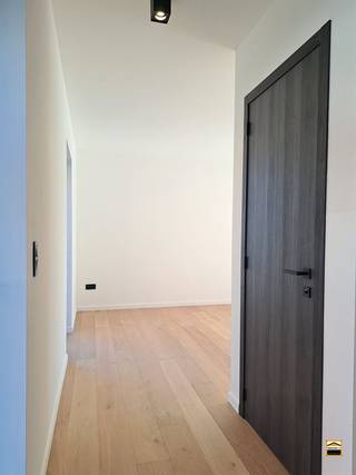 <p><span>Hoogafgewerkte woning met 3 slaapkamers en een mooie tuin van 31 m².</span><span><br /><br />Pal in het centrum realiseert de promotor Helico nv een hoogkwalitatief woonproject.</span><span><br /></span><span>Deze locatie werd geselecteerd gezien de centrale ligging. Al hetgeen een mens nodig</span><span><br /></span><span>heeft doet zich op wandelafstand voor. Denken we maar aan winkels, openbaar vervoer,</span><span><br /></span><span>restaurants, cafeetjes, recreatieve mogelijkheden, etc...</span><span><br /><br /></span><span>Het project omvat 19 wooneenheden.</span><span><br /></span><span>In het kelder-niveau voorzien we ondergrondse autostaanplaatsen, kelderbergingen,</span><span><br /></span><span>een vuilnisberging en een fietsberging. De kelderbergingen zijn ruim bemeten.</span><span><br /></span><span>Het kelderniveau is bereikbaar via een lift. </span><span><br /></span><span>Er is een gemeenschappelijke fitness ruimte aanwezig.</span><span> <br /><br />Deze woning beschikt over drie slaapkamers waarbij de woonvertrekken zich <br />verspreid over 2 niveaus voordoen.<br />De leefruimte en keuken staan met elkaar in verbinding waarbij de keuken is uitgerust <br />met een kookeiland. De leefruimte is ruim bemeten en geniet van veel lichtinval. <br />Vanuit de leefruimte heb je rechtstreeks toegang tot het ruime terras van 31 m².<br /><br />Ondergrondse kelderberging en parkeerplaatsen zijn beschikbaar.<br /><br /></span></p><p><span>Graag nodigen we U uit voor een bezoek ter plaatse.</span></p>