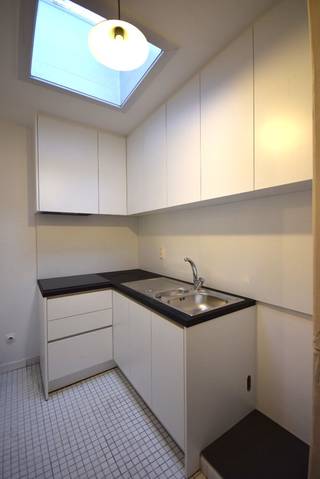 Dit appartement op de benedenverdieping bestaat uit een inkomhal met vestiaire, een leefruimte die toegang biedt tot de binnentuin met terras,...