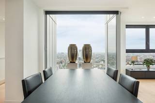 Een penthouse met panoramisch uitzicht over de skyline van Antwerpen. <br /><br />De ruime, open leefruimte baadt in natuurlijk licht dankzij de vele ramen die het licht door elke hoek laten stromen. <br /><br />Het penthouse beschikt over een riante slaapkamer met aanpalende badkamer. Hier vindt u zowel een stijlvol vrijstaand bad als een ruime inloopdouche, perfect voor ultieme ontspanning. Daarnaast is er een tweede slaapkamer én een derde multifunctionele ruimte die momenteel dienstdoet als kantoor, maar eenvoudig kan worden omgevormd tot een tweede slaapkamer, ideaal voor gasten of als extra leefruimte. Een extra badkamer, voorzien van een moderne douchekamer, biedt extra comfort en privacy. <br /><br />Mogelijkheid tot het aankopen van autostaanplaats aan 50.000 EUR/stuk.