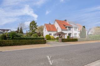 Deze karaktervolle woning ademt tijdloze charme en authenticiteit en is gelegen op een prachtig perceel van maar liefst 920 m² – een...