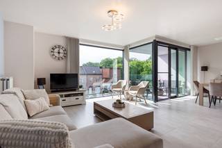 Ruim appartement van 119,5m² met achterliggende garage in hartje Schoten. Het appartement biedt uiterst veel licht door de grote glaspartijen en de gevelbreedte. Inkomhal, woonkamer aan open keuken met kookeiland en ruime berging, toegang naar overdekt terras, badkamer (ruime inloopdouche en dubbele wastafel), apart toilet, 3 slaapkamers en terras over volle breedte. Extra's: achterliggende garage inbegrepen, kelderberging, gemeenschappelijke fietsenberging. Gemeenschappelijke bijdrage 70 Euro per maand.