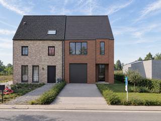 Deze eigendom bevindt zich in een landelijke omgeving nabij de dorpskern van Oordegem, doch is zeer centraal gelegen t.o.v. Aalst en Wetteren. De autosnelweg E40 op- en afritten te Erpe-Mere liggen op een kleine tien minuten rijden met de wagen.<br />Het mooie, quasi rechthoekige perceel, voor halfopen bebouwing heeft een oppervlakte van 613m², met een straatbreedte van 10,13m én een zuidwest georiënteerde tuin.<br />De nieuw te bouwen BEN-woning werd recent vergund en heeft een totale bruikbare vloeroppervlakte van 249m², verdeeld over drie niveau's. De woning zal door de bouwheer opgetrokken worden met kwalitatieve en hedendaagse materialen: een oranje/rode rustieke gevelsteen, zwart buitenschrijnwerk en een zwarte dakpan. De woning wordt VERKOCHT OP PLAN EN ZAL WIND- EN WATERDICHT OPGELEVERD WORDEN. Dit geeft de koper de mogelijkheid de woning naar eigen smaak af te werken.<br />Indeling: inkomhal met vestiairehoekje en traphal, gastentoilet, ruime woonkamer met open keuken, aangrenzend een praktische berging én een garage. De verdieping heeft een master bedroom met dressingruimte, twee kinderkamers, een badkamer en apart toilet. De dakverdieping (+/- 50m²) is toegankelijk via een vaste trap en biedt de mogelijkheid om extra kamers te creëren.<br />De renders van de gevels werden opgemaakt op basis van de bouwplannen en geven dus een realistisch beeld van de nieuwbouwwoning.<br />De vraagprijs wordt opgesplitst in 185.000 euro grondwaarde, onderworpen aan 12% registratierechten en 190.000 euro constructiewaarde, onderworpen aan 21% BTW.<br />MOOIE NIEUWBOUWWONING, AF TE WERKEN NAAR EIGEN SMAAK EN BUDGET, OP GOEDE LOCATIE!!<br />Woongebieden + woonuitbreidingsgebieden, vergunning uitgereikt, verkavelingsvergunning uitgereikt, geen voorkooprecht, geen rechtelijke herstelmaatregel of bestuurlijke maatregel opgelegd. P-score: A, G-score: onbekend, geen risicozone voor overstromingen.<br />U kan de beschikbare attesten bij verkoop downloaden via de website janssens-leroy.be.