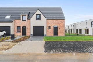 Op de grens van Roeselare en Hooglede, in de Gitsestraat, liggen deze nieuwbouwwoningen in een rustige en kindvriendelijke buurt. Ze charmeren met hun unieke nieuwbouwstijl, waarbij een goede bereikbaarheid en een groene omgeving perfect samenkomen. Je kunt gemakkelijk de autosnelweg nemen of het openbaar vervoer gebruiken. Bovendien geniet je van de nabijheid van ziekenhuizen, scholen, winkels en diverse recreatiemogelijkheden, waardoor het een ideale woonplek is voor zowel jong als oud.<br /><br />Deze woning is voorzien van alle moderne gemakken, waaronder een E-peil van 30 voor energiezuinigheid, vloerverwarming op het gelijkvloers en aansluiting op het warmtenet, wat zorgt voor een efficiënte en duurzame verwarming. Met 3 ruime slaapkamers, een praktische garage en een leefruimte met open keuken bieden deze woningen alle ruimte die je nodig hebt om comfortabel te wonen.<br />Verder wordt deze compleet afgewerkt, zodat u zonder zorgen kunt verhuizen.<br />Het schilderwerk en de verlichting zijn inbegrepen, wat meteen zorgt voor een stijlvolle en instapklare uitstraling.<br />Ook de tuinaanleg wordt volledig voor u verzorgd. In de slaapkamers en de nachthal wordt bovendien laminaat voorzien, wat bijdraagt aan een warme en verzorgde afwerking van de woning.<br /><br />Benieuwd naar meer details? Aarzel niet om ons een seintje te geven voor meer informatie!