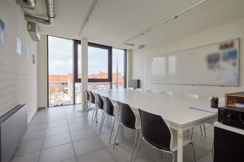 Roeselare-centrum. Trendy kantoorruimte met diensten te huur vanaf 1 persoon op een uistekende locatie. Voor starters of tijdelijke verhuis. - foto 1