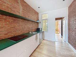 Appartement op wandelafstand van Te Boelaarpark in een kleinschalig gebouw met lift. <br />Een ruime leefruimte is voorzien aan straatkant met aansluitend de keuken voorzien van vuur, lavabo en koelkast met vriesvak. <br />De ruime slaapkamer (ca 22m²) is aangesloten met de badkamer voorzien van douche en toilet. Lavabo is voorzien in de slaapkamer zelf<br />Een tweede slaapkamer is voorzien aan de andere kant van het appartement (ca 12m²). <br />Maandelijkse kosten bedragen 140 euro (incl voorschot water& verwarming)<br />Beschikbaar vanaf 01 augustus