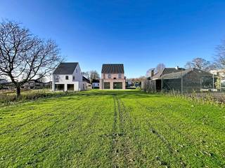 Geniet van de harmonie tussen hedendaags comfort en toekomstgericht wonen nabij Ninove!LIGGINGDeze energiezuinige villa (E-peil 30) gelegen op een...