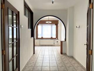 Op een zeer centrale en vlot bereikbare ligging vinden we deze authentieke en gezellige burgerwoning, voorzien van alle comfort.<br /><br />Een absolute troef is de ruime garage met grote zolder, die niet alleen heel wat bergruimte biedt, maar ook perfect dienst kan doen als hobbyruimte. Bovendien is er een uitweg achteraan via de Tramstraat, wat zorgt voor extra praktisch gemak.<br /><br />Indeling gelijkvloers:<br /><br />- ruime inkomhal met trap<br />- gezellige leefruimte met dubbele deur<br />- aparte, volledig uitgeruste leefkeuken met spoelbak, vaatwasser, nieuwe oven, keramische kookplaat, dampkap, microgolfoven en nieuwe koelkast<br />- badkamer met lavabo en douche<br />- praktische binnenpatio met aansluiting voor wasmachine en/of droogkast en toegang tot het toilet<br />- ruime garage met grote zolder en sectionale poort, met rechtstreekse toegang tot de achterliggende straat<br /><br />Op de eerste verdieping bevinden zich twee slaapkamers. Eén slaapkamer beschikt over een ensuite dressing en badkamer met ligbad, toilet en er is een extra lavabo op de kamer.<br /><br />De zolderverdieping biedt nog twee extra kamers. Deze kunnen flexibel ingericht worden als derde slaapkamer, hobbykamer, mancave of extra bergruimte.<br /><br />Extra troeven:<br />- centrale en vlot bereikbare ligging<br />- uitweg achteraan via de Tramstraat<br />- ruime garage met grote zolder<br />- CV op aardgas<br />- conforme elektrische installatie<br />- internet via Proximus en Telenet<br />- houten ramen met dubbele beglazing en deels rolluiken<br />- droge kelder met extra bergruimte (voormalige kolenberging)<br />- stadswater<br />- gunstig EPC-label C – 242 kWh/m² jaar<br /><br />Kortom: een karaktervolle woning met verrassend veel ruimte, praktische extra's en tal van mogelijkheden. Een woning met authenticiteit en charme, voor wie op zoek is naar nét iets anders!