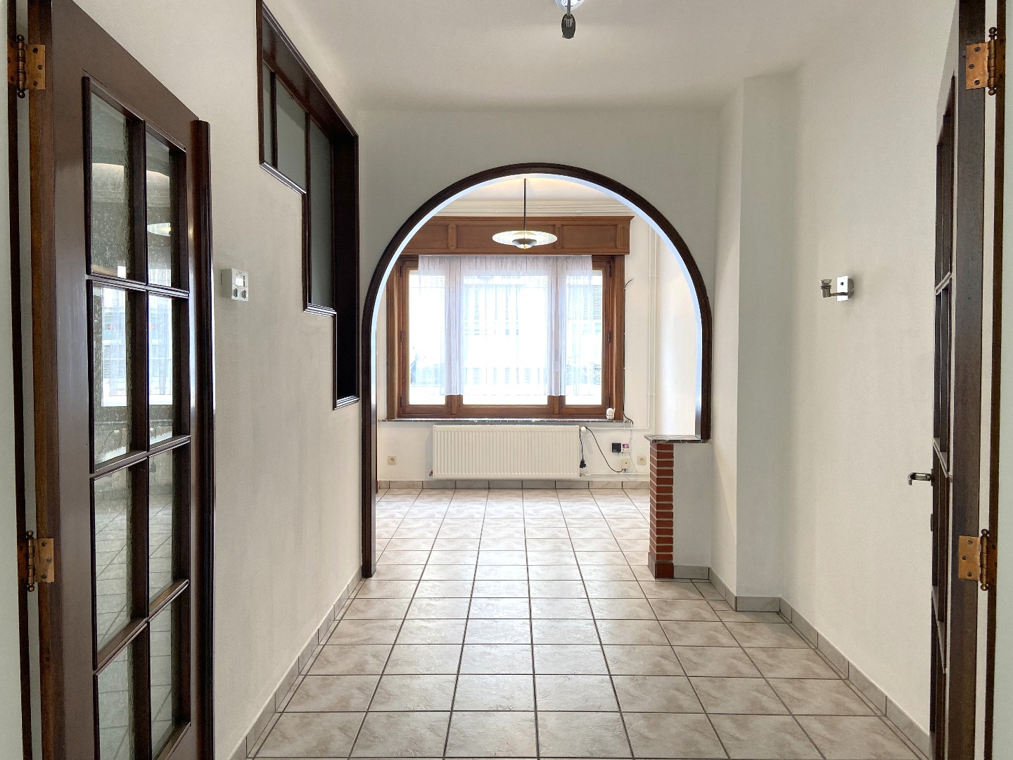 Authentieke burgerwoning met ruime garage en uitweg achteraan! - foto 3
