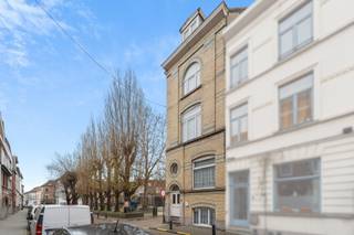 <p>Godshuishammeke 12, 9000 Gent<br /><br />Karaktervolle herenwoning op wandelafstand van het historisch centrum van Gent!<br /><br />Deze statige herenwoning combineert tijdloze elegantie met een uitzonderlijke ligging in het hart van Gent. Op slechts enkele minuten wandelen bevinden zich iconische plekken zoals de Korenmarkt, Vrijdagsmarkt en de Graslei. Een unieke woonomgeving waar historisch erfgoed, stadsleven en bereikbaarheid perfect samenvloeien.<br /><br />Achter de charmante gevel schuilt een veelzijdige woning, gekenmerkt door hoge plafonds. Het herenhuis beschikt over maar liefst 6 volwaardige slaapkamers, 2 badkamers en een inpandige garage voor 2 wagens — een absolute troef in het centrum van Gent.<br /><br />De woning biedt op kelderniveau een volwaardige extra leefruimte met woonkamer, keuken en badkamer. Dit niveau leent zich uitstekend voor praktijkruimte, kangoeroewonen of een aparte woonentiteit, mits de nodige vergunningen.<br /><br />Een authentieke herenwoning op een uitzonderlijke locatie, ideaal voor wie op zoek is naar ruimte, karakter en het bruisende stadsleven van Gent binnen handbereik.<br /><br />Wenst u meer informatie of een afspraak, contacteer Ilhan op 0489/27.20.72 of via de site www.cornelis-partners.be</p>