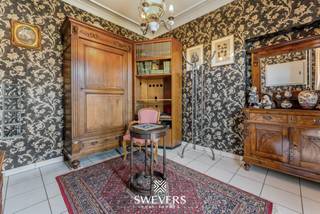 4 slaapkamers, een garage voor 2 wagens én maar liefst 12a 14ca grond in Wellen. Deze te renoveren gezinswoning biedt 145 m² bewoonbare oppervlakte en vormt een mooie basis voor wie veel ruimte zoekt en zijn toekomstige thuis volledig naar eigen smaak wil vernieuwen. Binnen vindt u onder meer een leefruimte van ca. 35 m², keuken van ca. 16 m², veranda en een grote berging van ca. 22 m². De ramen werden reeds vernieuwd en ook de buitengevel werd geïsoleerd. De absolute troef is het 1.214 m² grote perceel met zuidoostgerichte tuin, aangevuld met een garage voor 2 wagens en ruime parkeermogelijkheden. Ontdek alle foto's en mogelijkheden op www.swevers.be of plan uw bezoek via 012 699 900. Bron bewoonbare oppervlakte: EPC-verslag.