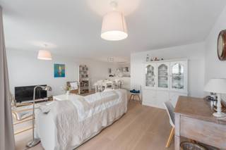 Prachtig zongericht appartement met groot zuidgericht zonneterras.<br />Grote living met open keuken. Badkamer met inloopdouche en dubbele lavabo.<br />Apart toilet en aparte ruime berging. Twee slaapkamers met dubbele bedden waarvan 1 slaapkamer met dressing. Mogelijkheid om een garage bij aan te kopen in het gebouw.<br />Volledig gemeubeld. EPC ATTEST A !