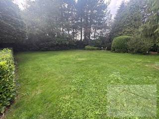 Op zoek naar een rustig gelegen bouwgrond met mooie bouwmogelijkheden? Dan is dit perceel zeker het ontdekken waard.<br /><br />Deze bouwgrond is gelegen in een rustige, doodlopende straat, waardoor u kunt genieten van een aangename woonomgeving met weinig verkeer, optimale rust en privacy.<br /><br />Het perceel beschikt over een totale oppervlakte van 660 m² en een mooie straatbreedte van circa 23 meter. Dankzij deze ruime perceelbreedte zijn er interessante mogelijkheden voor het realiseren van een aantrekkelijke woning, met voldoende ruimte voor een aangename tuin en buitenbeleving.<br /><br />Een ideale opportuniteit voor wie op zoek is naar een ruim perceel op een rustige locatie om er zijn of haar droomwoning te realiseren.<br /><br />Troeven:<br />Totale perceeloppervlakte van 660 m²<br />Straatbreedte van ca. 23 meter<br />Gelegen in een rustige, doodlopende straat<br />Weinig doorgaand verkeer<br />Aangename en rustige woonomgeving<br />Interessante bouwmogelijkheden<br />Ideaal voor het bouwen van een eigen droomwoning<br /><br />voor meer info contacteer ons.<br />