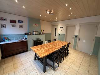 <strong>OPENDEUR: zaterdag 24 oktober tussen 10 en 12 uur op afspraak</strong><br />Deze woning onderscheidt zich in de eerste plaats door haar enorme ruimteaanbod, zowel in de woning zelf als in het ruime bijgebouw. Met <strong>een bewoonbare oppervlakte van meer dan 300 m²</strong>, een geïsoleerde zolder van 75 m² en pak stockageruimte in het bijgebouw biedt deze eigendom tal van mogelijkheden.<br />De woning beschikt over een stevige constructie met betonnen welfsels op beide verdiepingen. Op het gelijkvloers geniet u van <strong>2 aangename leefruimtes, een zithoek met inbouwhaard en een grote ingerichte keuken</strong>. De verdieping biedt plaats aan <strong>3 ruime slaapkamers</strong>( +20 m² !) en een badkamer. De <strong>geïsoleerde zolder</strong>, bereikbaar via een vaste trap, biedt bovendien nog heel wat potentieel om verder in te richten volgens uw eigen wensen.<br />Een absolute troef is het ruime <strong>bijgebouw van meer dan 100 m²</strong>, gedeeltelijk ingericht als salon of praktijkruimte en gedeeltelijk bruikbaar als stockageruimte. Ideaal voor wie wonen en werken wil combineren of op zoek is naar extra ruimte voor een zelfstandige activiteit, hobby of opslag.<br />Ook buiten is het heerlijk vertoeven. <strong>De verwarmde veranda</strong> van ca. 30 m² vormt een volwaardige extra leefruimte waar u het hele jaar door heerlijk kunt genieten. Aansluitend zijn er 2 ruime zonneterrassen met een mooi uitzicht op de verzorgde tuin en de achterliggende velden. Een <strong>carport </strong>achter de woning, bereikbaar via een aparte oprit, zorgt voor extra praktisch comfort.<br />Verder beschikt de woning over een kelder van ongeveer 25 m², is er verwarming met aardgas én  een zeer rendabele inbouwhaard in de zithoek. Conforme elektrische installatie en een EPC-label D.<br />De ligging maakt het plaatje compleet. U woont hier in een bijzonder rustige straat, met een vlotte verbinding naar het centrum van Sint-Lievens-Houtem en de N42 richting Wetteren.<br />Oppervlakte : 1168 m²<br />Bouwjaar : 1963<br />Interesse? Contacteer Wim Denys via 0479/91 91 32 of mail wim@vastgoeddw.be<br /> 