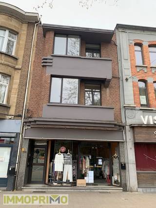 Ruim en lichtrijk appartement te huur op de 1e verdieping in een klein gebouw. <br />Bij het betreden van het appartement kom je terecht in een inkomhal, apart toilet, berging met aansluiting wasmachine en droogkast.  <br /><br />De leefruimte met laminaatvloer en aansluitende keuken geniet van een overvloed aan natuurlijk licht dankzij de grote raampartijen. De volledig ingerichte keuken is voorzien van een kookplaat, dampkap, en kleine ijskast en biedt bovendien veel opbergruimte.<br />Aan de leefruimte is er een klein terrasje met zicht op het boelaerpark. <br /><br />Het appartement beschikt over één ruime slaapkamer , de middenkamer is te gebruiken als bureelruimte en /of ruime berging. <br /><br />De badkamer is uitgerust met een ligbad met douchefunctie, toilet en een ruim badkamermeubel met ingebouwde lavabo. <br /><br />Het appartement is gelegen op de eerste verdieping zonder lift. geen kelder. Het onderhoud van de trapzaal gebeurd met een beurtrol. <br /><br />De gemeenschappelijke kosten bedragen 40,00 euro en is een voorschot op het waterverbruik en elektriciteit van de trapzaal.  <br /><br />Het appartement kan redelijk vlug beschikbaar zijn, dit vanaf 1 mei 2026.  <br />Te bezichtigen na afspraak.  <br /> 