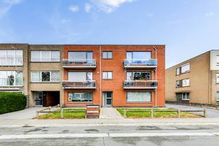 RUIM APPARTEMENT, rustig gelegen, in een kleinschalig gebouw op het GELIJKVLOERS.<br /><br />Indeling: inkom met gastentoilet, 2 bergingen, mooie leefruimte met keuken, badkamer met ligbad en 2 volwaardige slaapkamers. TERRAS voor- en achteraan, met genot van de tuin! Achteraan het gebouw is er bovendien een RUIME GARAGEBOX inclusief.<br />Het appartement is op te frissen, doch netjes onderhouden.<br />VOORDELEN: geen syndicuskosten, geen liftkosten, Atag condensatieketel, PVC RAMEN in dubbele beglazing &amp; GOEDGEKEURDE ELEKTRICITEIT.<br />Deze eigendom kan zowel om te zelf te bewonen of als investering interessant zijn!<br /><br />Zonder renovatieplicht, energielabel C, 221 kWh/m² jaar UC 2357083