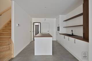 Deze volledig gerenoveerde woning met drie slaapkamers is gelegen op een toplocatie in Turnhout. Bij binnenkomst kom je terecht in een ruime...