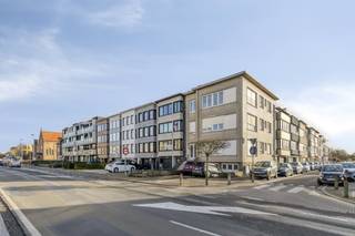 Bent u op zoek naar een interessante investering die te koop staat aan de kust? Dit ruime hoekgebouw is gelegen op een zeer goede locatie...