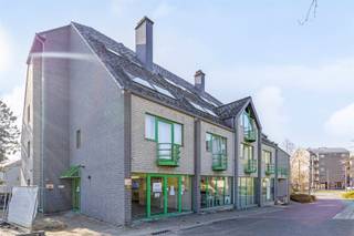 <p><span>Bent u ook op zoek naar een waardevaste belegging of zoekt u een eigen stek aan te kopen voor uw studerende kinderen of voor uzelf?</span></p><p><span>Dan is deze studio op een topligging in Leuven een ware opportuniteit!<br /></span><span>Deze studio met een bruikbare vloeroppervlakte van 22 m² is uitermate centraal doch rustig gelegen, op wandelafstand van Gasthuisberg en het historisch centrum van Leuven en vlakbij alle belangrijke invalswegen. Deze studio is achteraan gesitueerd op de tweede verdieping van een welonderhouden residentie met als bouwjaar 1990 en omvat een knusse en lichtrijke leef-en slaapruimte met aansluitend een open ingericht keukentje en een badkamer met douche en toilet</span><span>. Kortom, </span><span>deze welgelegen studio is zeker een bezoek waard. Voor snelle beslissers.</span></p><p><span> </span></p>