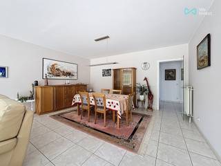 <p>Dit zeer ruime en <strong>lichtrijke appartement</strong>, gelegen aan de Pierstraat 352 in Aartselaar (op de grens met Schelle en Niel), biedt een uitstekende combinatie van comfort, ligging en energiezuinigheid.<br /><br />Het appartement bevindt zich op de <strong>eerste verdieping van een kleinschalig gebouw</strong> zonder lift en is vlot bereikbaar via een gemakkelijke trap. De grote raampartijen, waaronder een brede schuifraam vooraan die uitgeeft op het balkon aansluitend aan de leefruimte, zorgen voor een overvloed aan natuurlijk licht.<br /><br />De indeling omvat een <strong>ruime leefruimte met open keuken</strong>, <strong>drie volwaardige slaapkamers</strong>, <strong>twee praktische bergingen </strong>en een ingemaakte vestiairekast in de inkomhal. Verder is er een afzonderlijk toilet aanwezig. De glazen deur naar de inkomhal en een tweede glazen deur naar de nachthal zorgen voor extra lichtinval en een open, ruimtelijk gevoel.<br /><br />Achteraan bevindt zich een ruim<strong> terras over de volledige breedte </strong>van het appartement, toegankelijk vanuit alle kamers — een absolute troef voor wie graag geniet van buitenruimte in alle rust.<br /><br />De badkamer werd volledig vernieuwd en is stijlvol ingericht met een ruime inloopdouche. Bovendien beschikt het appartement over een <strong>uitstekende EPC-score A</strong>, wat garant staat voor energiezuinig wonen. De <strong>elektriciteit is volledig conform</strong>.<br /><br />Een <strong>private garagebox</strong> is inbegrepen in de prijs, wat een belangrijke meerwaarde vormt gezien de centrale ligging.<br /><br />Momenteel is het appartement verhuurd met een huuropbrengst van €1.175 per maand. De huurders kunnen worden overgenomen, wat dit pand bijzonder interessant maakt als investering. Indien er geen interesse is in het overnemen van het huurcontract, zal het appartement leeg worden opgeleverd bij akte.<br /><br />Kortom, een instapklaar en bijzonder ruim appartement met veel licht, buitenruimte en flexibiliteit — ideaal voor zowel eigen bewoning als investering.</p>