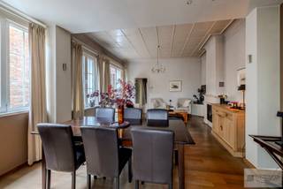Prachtig handelspand met feestzaal op toplocatie in Herenthout!<br /><br />Bent u op zoek naar een prachtige woonst met commerciële ruimte en een riante feestzaal op een toplocatie in het centrum van Herenthout? Dan is dit exact wat u zoekt! Deze unieke eigendom is gelegen in het bruisende centrum van Herenthout en geniet van een uitstekende bereikbaarheid en visibiliteit! <br /><br />Op het gelijkvloers bevindt zich een prachtige commerciële ruimte, ideaal voor het uitoefenen van een zelfstandige activiteit! <br /><br />De woonst beschikt op het gelijkvloers over een prachtige en aangename leefruimte op parketvloer en is voorzien van een sfeervolle gashaard. Aansluitend bevindt zich de volledig geïnstalleerde en moderne keuken die tevens ook toegang biedt tot een overdekte buitenruimte. Verder is er nog een droge kelder en een praktische wasplaats/berging aanwezig. <br /><br />Op de eerste verdieping beschikt deze eigendom over 3 volwaardige en mooie slaapkamers, waarvan één met aparte bureau/dressing. Ook is er een moderne badkamer die is voorzien van een ruime inloopdouche, lavabomeubel en toilet. <br /><br />Een unieke troef van deze eigendom is de aanwezigheid van de riante feestzaal met een oppervlakte van circa 93 m² en afgewerkt met een parketvloer en voorzien van een eigen bar en sanitaire voorzieningen.<br /><br />Buiten geniet u van een heel aangename en gezellige tuin.<br /><br />Troeven: <br />+ Instapklare woonst met 3 slaapkamers<br />+ Prachtige commerciële ruimte <br />+ Unieke feestzaal met bar <br />+ Moderne keuken / badkamer <br />+ Toplocatie in het centrum van Herenthout! <br />+ Aangename en gezellige tuin <br /><br />Sted.gegevens: Vg,Gvv,Gmo,Gvkr,Wg, Geen maatregelen. <br />De EPC-waarde bedraagt 389 kWh/m² (Label D) - geen renovatieplicht! <br /><br />Hebt u interesse in deze unieke eigendom in Herenthout? <br />Contacteer ons via info@debaco.be of bel ons op 014/73.77.77 voor een bezoek ter plaatse!