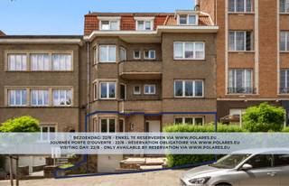 -*** JOURNÉE DE VISITE : 22/8 - RÉSERVATION UNIQUEMENT VIA WWW.POLARES.EU ***<br /><br />À la recherche d'un appartement prêt à emménager avec ce petit plus ? Alors, cet charmant appartement de plain-pied dans une rue calme et prisée vaut vraiment la peine d'être visité.<br />Avec une superficie habitable de 92m² (selon le PEB), vous bénéficiez d'un agencement réfléchi : un hall d'entrée spacieux, une cuisine conviviale avec vue sur le jardin privatif, un salon lumineux, un bureau, une salle de bains et actuellement une grande chambre (2 possibles). Idéal pour ceux qui veulent vivre confortablement ou recherchent une flexibilité supplémentaire.<br />À l'extérieur, un véritable atout vous attend : une terrasse partiellement couverte qui se prolonge harmonieusement dans un jardin de ville confortable. À l'arrière se trouve également une annexe entièrement rénovée, actuellement aménagée en espace de pratique/bureau. Parfait comme bureau à domicile, cabinet, espace de loisirs ou atelier.<br /><br />Et ce n'est pas tout :<br />✔️ Garage privatif spacieux<br />✔️ Cave<br />✔️ Pas de charges communes<br /><br />L'emplacement ? Difficile à surpasser ! À seulement 10 minutes à pied de la station de métro Tomberg, à 5 minutes du parc Georges Henri et avec un Delhaize littéralement au coin de la rue, vous bénéficiez ici d'une accessibilité excellente et de toutes les commodités à portée de main.<br /><br />📅 L'inscription à la journée de visite se fait exclusivement via www.polares.eu<br /><br />Une opportunité unique pour ceux qui recherchent une maison avec du caractère, un bel espace extérieur et un espace polyvalent supplémentaire dans un emplacement de choix. Ne manquez pas cette chance !