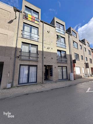 Appartement situé au centre (1er étage) comprenant : hall d'entrée, espace de vie avec cuisine équipée ouverte (plaque vitrocéramique,...