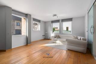 In het rustige Peizegem bevindt zich deze halfopen bebouwing met verrassend veel ruimte en mogelijkheden.De woning beschikt over twee volledig...