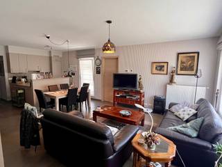<p><span>Gelijkvloers appartement met ruime living met toegang tot het terras en open, ingerichte keuken met afwasbak, vitrokeramische kookplaat, dampkap, oven, koelkast, vaatwas en kasten; berging; nachthal; afzonderlijke WC; badkamer met ligbad, WC en dubbele lavabo; 3 slaapkamers; douchekamer met douche en lavabo;</span></p><p><span>Terras zijkant en achteraan (± 38m²);</span></p><p><span>Ondergrondse autostaanplaats P11;</span></p><p><span> </span></p><p><span>Nutsvoorzieningen: water, elektriciteit (dubbel tarief), centrale verwarming op gas, super isolerend glas</span></p>