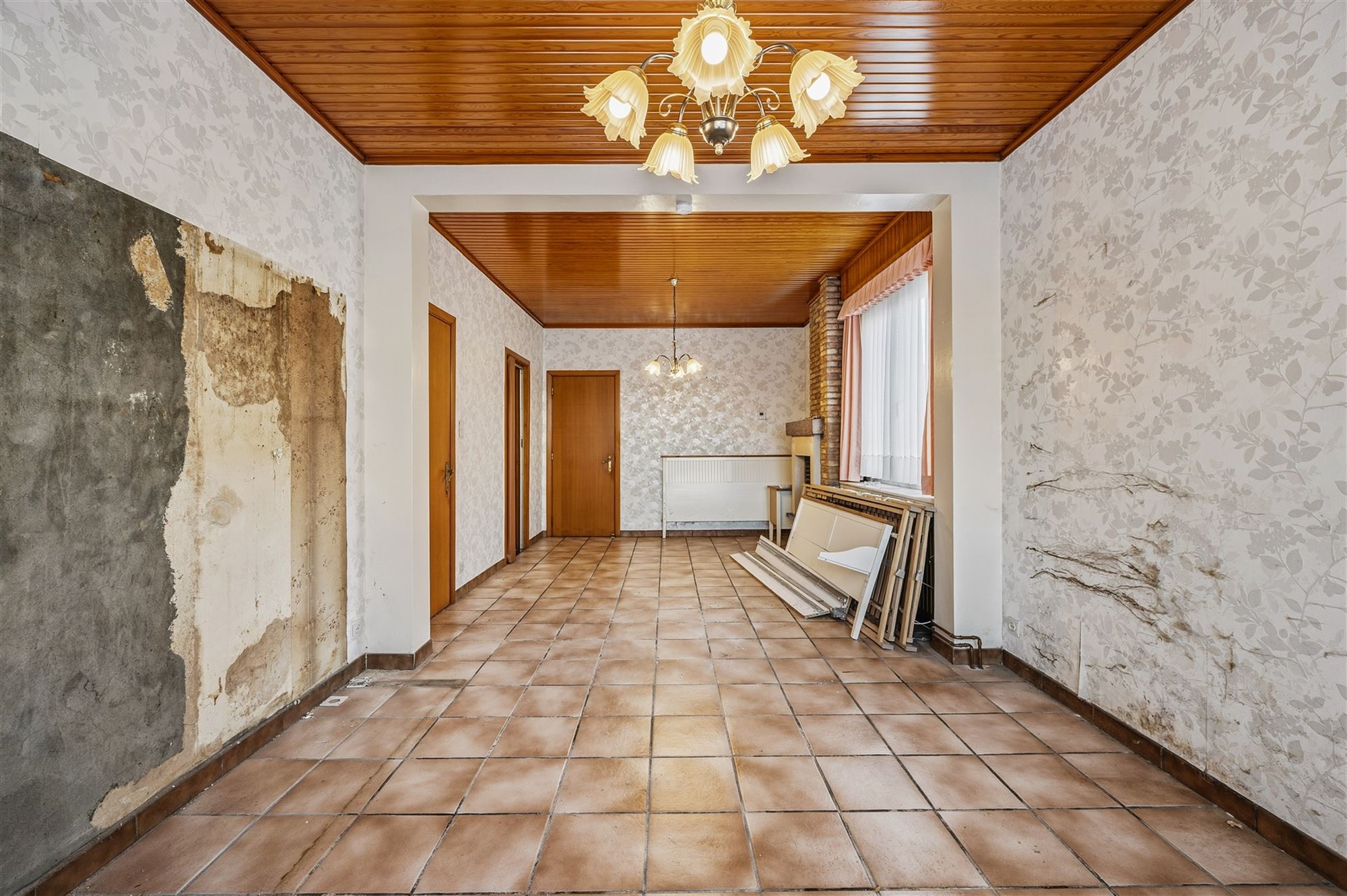 Maison à rénover avec 3 pièces, garage et grand débarras - photo 3