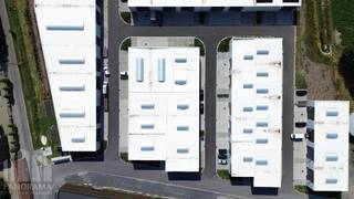 Nieuwbouw KMO-unit met een oppervlakte van +/- 136 m² te koop, de unit maakt deel uit van de gloednieuwe KMO-site <strong>"CLARYSSE BUSINESS PARK"</strong> en is uitstekend gelegen langs de Brugsesteenweg (N50) en biedt moderne en hoogwaardige KMO-units. <br />Het project bestaat uit 38 KMO-units met oppervlaktes van 90 m² tot 488 m², eventueel samen te voegen tot grotere entiteiten. <br /><br />De casco loodsen zijn opgebouwd uit een staalconstructie in combinatie met betonwanden en architecturale sandwichpanelen en hebben een vrije hoogte van +/- 6 m. Elk magazijn is toegankelijk via een automatische sectionale poort (4m B x 4,5 m H) met geïntegreerde loopdeur of met aparte toegangsdeur met bovenliggende raampartij. Daarnaast zijn de units voorzien van een lichtstraat met rookluik (brandklasse C), geïsoleerd steeldeck, polybetonvloer, aansluitingen voor water, elektriciteit en een afvoer.<br /><br />Per twee units wordt er een regenwaterput van 5.000 L voorzien en optioneel kunnen er zonnepanelen geplaatst worden. <br />De unit heeft 1 vaste parkeerplaats !!!<br /><br />Beschikbaar bij akte.<br /><br />Contacteer <strong>PANORAMA B2B</strong> voor bijkomende inlichtingen of een vrijblijvend plaatsbezoek <strong>050 300 800</strong>.