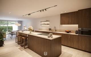 Bijzonder ruim appartement op de gelijkvloerse verdieping van een nieuwe residentie gelegen in de Bondgenotenlaan 27-29 te Heist-aan-Zee. Het appartement beschikt over twee slaapkamers, een schitterende leefruimte en het genot van een mooi tuintje met terrassen. Er kan een parkeerplaats aangekocht worden in het gebouw. De ligging is centraal, vlakbij alle winkels, bij het station en op wandelafstand van het strand. <br /><br />De leefruimte met de open en ingerichte keuken vormt het hart van het appartement. Zeven meter gevelbreedte met grote raampartijen naar de tuin en het zonneterras. Verder beschikt het appartement over 2 slaapkamers, een ingerichte badkamer, een ruime berging/wasplaats en een een afzonderlijk toilet. <br /><br />Gemeenschappelijke fietsenberging inbegrepen en indien gewenst kan u een parking kopen achteraan het gebouw. <br /><br />Energiezuinig wonen, conform de hedendaagse normen. Aankopen aan 6 % BTW is mogelijk. <br /><br />Voor meer informatie of inzage in de plannen, contacteer Willem Cauwels op tel 050.89.27.70. <br /><br /><br />.