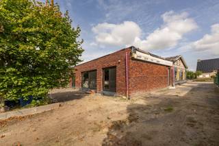 Aan de Duifhuisstraat 27 in Kruisem bevindt zich deze ruime, vrijstaande woning (263 m² bewoonbare oppervlakte) met een vergund verbouwings- en uitbreidingsconcept. De woning biedt een bijzonder ruim potentieel en vormt een unieke basis voor wie op zoek is naar een hedendaagse gezinswoning met veel ruimte en vrijheid in afwerking. <br /><br />PLUSPUNTEN:<br />* CASCO AFWERKING - VRIJHEID IN INRICHTING EN MATERIALEN<br />* VERGUND VERBOUWINGS-EN UITBREIDINGSCONCEPT<br />* RUSTIGE, GROENE EN RESIDENTIËLE OMGEVING<br />* ACHTERAAN ZICHT OP EEN OPEN, LANDELIJKE OMGEVING<br />* ZONNEPANELEN 7.360 KWH (23 x 320 WP)<br />* RUIM PERCEEL 1.544 m²<br />* PRIVATE PARKEERGELEGENHEID<br />* RUIME GARAGE/TUINBERGING (40 m²) VOORZIEN VAN 2 SECTIONALE POORTEN<br /><br />INTERIEUR:<br />Op heden omvat de woning enkel een gelijkvloerse verdieping waar er maar liefst 4 slaapkamers kunnen gecreëerd worden.<br />De vergunde plannen voorzien een mogelijkheid tot kangoeroewoning/grote bureauruimte, etc. De vergunning omvat op het gelijkvloers een ruime en veelzijdige leefindeling met onder meer een aangename leef- en eetruimte, keuken, 2 slaapkamers, dressing, badkamer, berging, technische en een afzonderlijke was- en strijkruimte. <br /><br />De vergunde plannen voorzien eveneens een verdieping met een volwaardige tweede woonlaag voorzien van twee royale slaapkamers, een bureau, badkamer, ruime berging en nachthal. Hierdoor ontstaat een bijzonder ruime gezinswoning met mogelijkheden voor zowel gezinnen als wie nood heeft aan extra werk-, hobby- of bergruimte.<br /><br />EXTERIEUR:<br />De tuin kan worden ingericht als een onderhoudsvriendelijke buitenruimte met voldoende plaats voor terras, groen en ontspanning. De groene, residentiële omgeving en het achterliggende open landbouwgebied versterken bovendien het gevoel van ruimte en rust. Alsook is er een ruime garage/tuinberging van 40 m² aanwezig, voorzien van 2 automatische, sectionale poorten. <br /><br />Een bijzonder interessant pand voor wie op zoek is naar een ruime vrijstaande woning met een sterk vergund uitbreidingspotentieel, en daarbij zelf nog een belangrijke rol wil spelen in de verdere afwerking en inrichting.