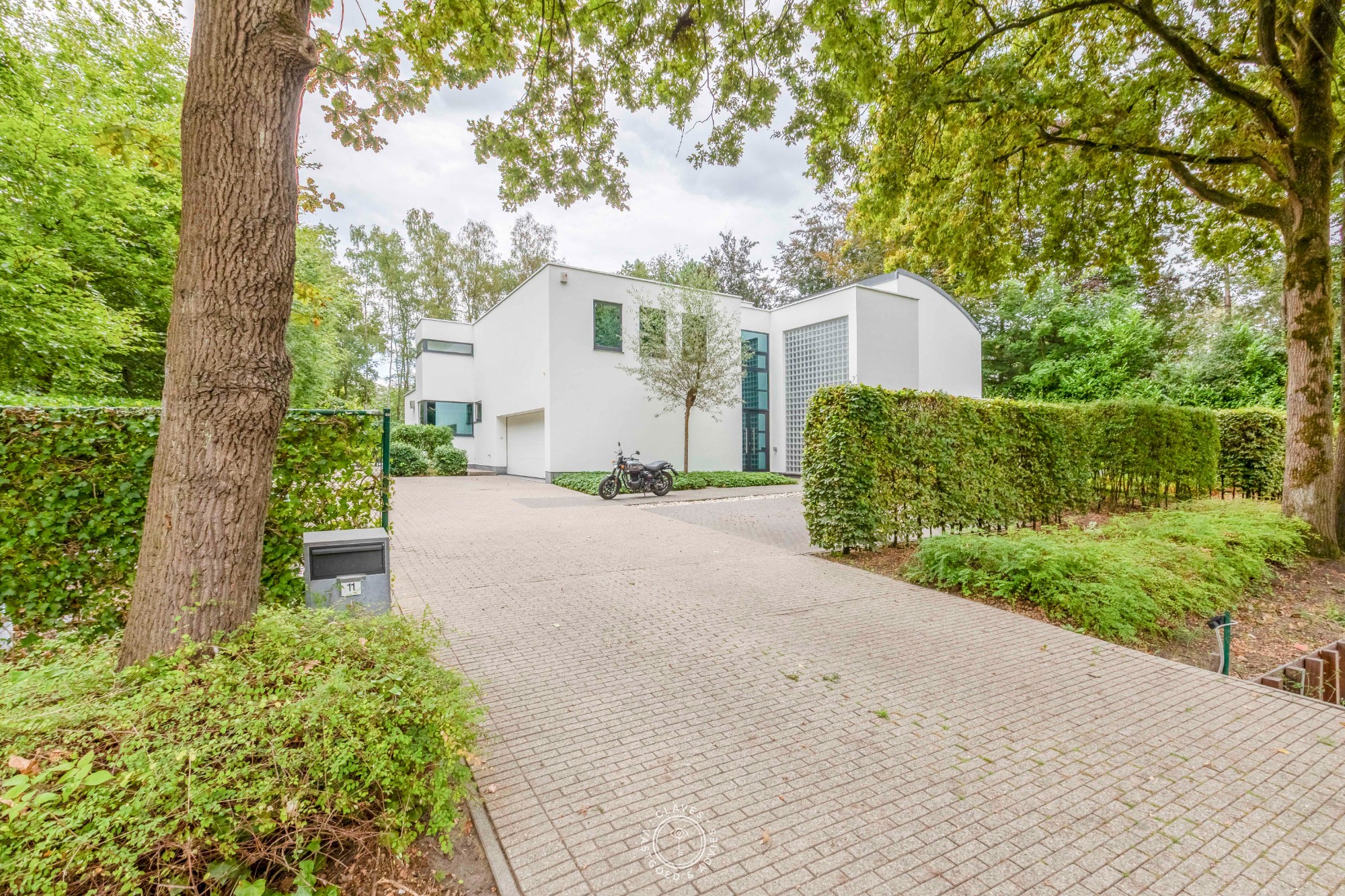 Architecturale villa met prachtige tuin en zwembad - foto 1