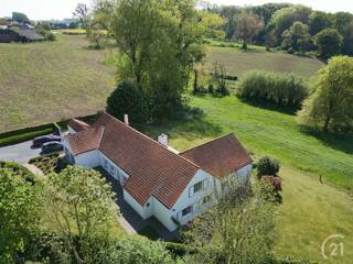 In het landelijke Herne stellen wij u dit uniek landhuis voor met zuid gerichte tuin en weide op +/- 78are. Deze prachtige woning bestaat uit...