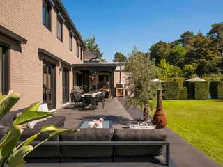 Voor verdere info of een vrijblijvende waardebepaling van uw eigendom: nessim@homixx.be of 03/653.11.96<br /><br />Ontdek deze functionele ruime villa aan de toegangspoort van de gerenommeerde wijk Vriesdonk te Brasschaat.<br /><br />Deze uitzonderlijke woning verwelkomt u via een stijlvolle inkomhal met vestiaire en een gastentoilet. De royale leefruimte staat in directe verbinding met de open keuken, die volledig is geïnstalleerd met kwalitatieve Miele-toestellen. Het eigendom beschikt over maar liefst vijf volwaardige slaapkamers, waaronder een ingerichte woonzolder. Het sanitair omvat twee luxueuze badkamers: de eerste badkamer is uitgerust met een ligbad, inloopdouche en dubbele lavabo, terwijl de tweede badkamer over een comfortabele douche en lavabo beschikt. <br /><br />Buiten ervaart u het ultieme vakantiegevoel in de prachtig aangelegde, zuidgerichte tuin met terras. Het splinternieuwe zwembad en het bijhorende poolhouse met doucheruimte bieden alle nodige luxe voor ontspanning. Ook op vlak van parkeergelegenheid en duurzaamheid laat deze villa niets te wensen over: er is een ruime garage voor drie auto's, drie buitenstaanplaatsen, een laadpaal, centrale verwarming op aardgas én bovendien de zonnepanelen met certificaten en terugdraaiende teller.<br /><br />Neem contact op voor meer info of een uw persoonlijk bezoek.