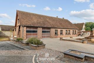 Voor meer info en foto’s, surf naar www.swevers.be – In de Hondstraat 4 in Koersel ligt deze bouwgrond van 23a 28ca. Het perceel is geschikt voor een open bebouwing en biedt daarnaast mogelijkheden voor wie extra opslag- of werkruimte zoekt. De bestaande garage en opslagplaats kunnen bijvoorbeeld interessant zijn voor zelfstandigen of kleine ondernemers. Met een perceelbreedte van 16,80 meter en een diepte van 83 meter is er voldoende ruimte voor een vrijstaande woning met een ruime tuin. De gunstige oriëntatie zorgt voor veel lichtinval en een aangename buitenruimte. Ondanks de rustige ligging is de bereikbaarheid uitstekend: de snelweg ligt op slechts 5 km en scholen, winkels en ontspanning bevinden zich op wandel- of fietsafstand.<br />Op het perceel staan momenteel een garage en een opslagruimte die behouden mogen blijven. De overige constructies dienen verwijderd te worden voor de start van een nieuwbouwproject. Een mooie kans voor wie wil bouwen op een ruim perceel met extra mogelijkheden. Voor meer informatie, bel 011 255 155.