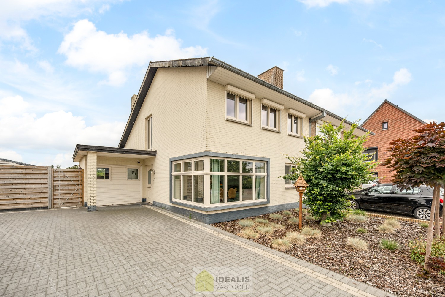 CHARMANTE EN GOED ONDERHOUDEN WONING MET 2 SLAAPKAMERS, 2 BADKAMERS, KNAP UITGERUSTE KEUKEN EN LICHTRIJKE WOONKAMER OP EEN HEERLIJK PERCEEL MET GROEN VERGEZICHT! - foto 4