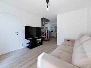 This fully renovated apartment offers 106 m² of living space, featuring 3 spacious bedrooms, a fully fitted kitchen, and a pleasant west-facing terrace. With its excellent EPC B rating (106 kWh/m²/year), the property comes with no renovation obligation and low energy costs. The location is a real asset: free parking directly outside the door (no time limit), and within easy reach of shops, schools, public transport, with quick access to the motorway.<br /><br />The apartment is set in the quiet, rural district of Tombeek, with a welcoming local offering of bakeries, restaurants and cafés within walking distance, and the Sint-Bernanduskerk as a landmark on the same street. A great combination of tranquillity and accessibility, with Brussels easily reachable via the E411.<br /><br />For a viewing, contact us at 02/203.03.03 or info@immo-store.be
