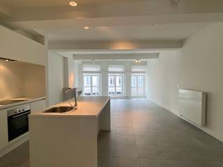Dit stijlvol appartement van ca 82 m² ligt op de 1ste verdieping van een gerenoveerd pand.Het appartement heeft een zeer centrale ligging, vlakbij de...