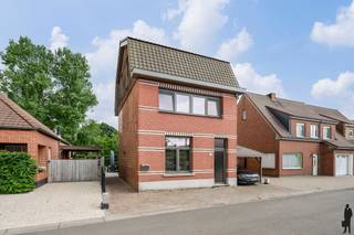 Instapklare en volledig gerenoveerde woning met tuin en zonnepanelenDeze smaakvol gerenoveerde woning (renovatie vanaf 2021) is gelegen in een...