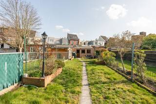 Te koop: charmant huis in de Commandant Weynsstraat in Hoboken, op korte afstand van winkels, scholen, openbaar vervoer en belangrijke...