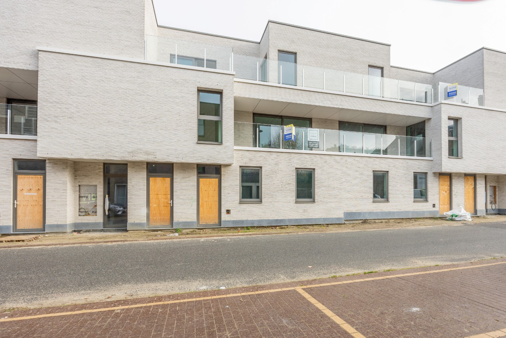 Logement neuf de plain-pied avec une vue magnifique sur un jardin intérieur entièrement aménagé. - photo 2
