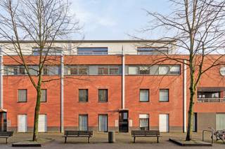 In het centrum van Sint-Niklaas hebben we deze leuke instapklare ruime penthouse ter beschikking op de 3e verdieping met lift. Ruime living...