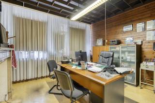 Investment property to renovate for sale in Anderlecht, consisting of one apartment (81 m²), one duplex apartment (129 m²) and office spaces on...