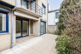 Dit zeer ruime appartement van 119 m² met bouwjaar 2000 is gelegen in een rustige wijk, dichtbij het strand, alsook het stadscentrum. Bushaltes...