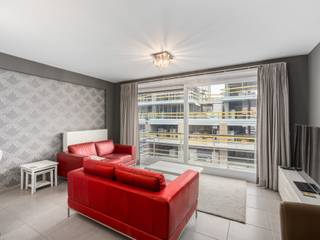 <p><strong>Ruim appartement met 2 slaapkamers te huur in De Panne (jaarbasis)</strong><br /><br />Modern en lichtrijk appartement beschikbaar voor jaarverhuur. Het appartement beschikt over een inkomhal, een ruime living met toegang tot een aangenaam balkon en een open, volledig ingerichte keuken. Verder zijn er twee slaapkamers, een badkamer met inloopdouche en een praktische berging aanwezig.</p>
<p>Ideaal voor wie comfortabel en stijlvol wil wonen op een vlotte locatie.</p>
<p><strong>Indeling</strong><br /><br />Het appartement heeft een mooie lichtrijke woonkamer met open keuken en een terras. Verder zijn er 2 ruime slaapkamers. Een badkamer met inloopdouche en 2 lavabo's in meubel. Een apart toilet en er is ook nog een aparte berging en kelder<br /> </p>
<p><strong>Troeven<br /><br />- </strong>rustig gelegen in De Panne<br />- Dichtbij openbaar vervoer<br />- De zee op korte afstand<br /><br />Interesse?<strong> </strong>Neem gerust contact met ons op voor meer informatie of een bezichtiging.<br /><strong>Contact: </strong>Soraya: soraya@servimoholidays.be / 058/22.41.70</p>